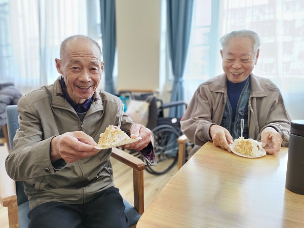 成都西门服务好的养老院一暄康养继邓爷爷后，杨爷爷也迎来了自己生日（3）