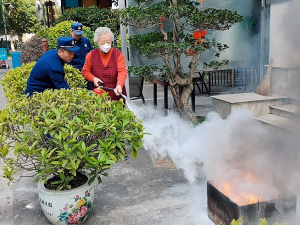 成都天府新区养老院一暄康养迎来华阳消防大队官兵到院普及消防知识5