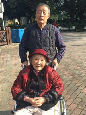 一暄康养院内老夫妻