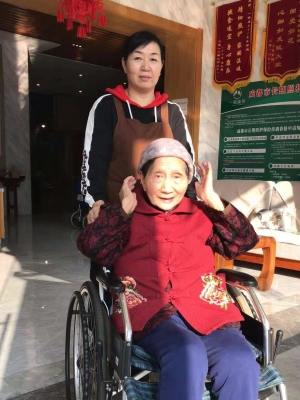一暄康养院内照护师与长者