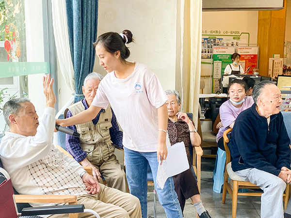 成都南门附近的养老院一暄康养“迎五一暨集体生日会”文娱活动帘幕拉开5