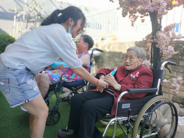 小小的花露水，大大的爱心绽放在成都康养结合一暄天仁养老院