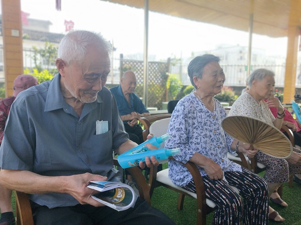 谢高跃师傅送成都康养结合养老院一暄天仁院长者驱蚊花露水（2）