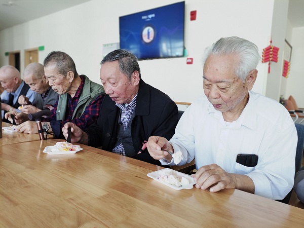 成都高档养老社区一暄和煦元吴爷爷迎来了自己的生日5