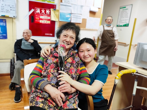 值此母亲节，成都高档养老院一暄康养为各位母亲送上爱的康乃馨