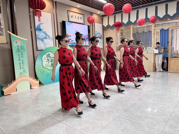 华阳老协志愿者表演时装秀
