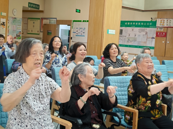 一暄康养华阳院长者和家属做互动游戏