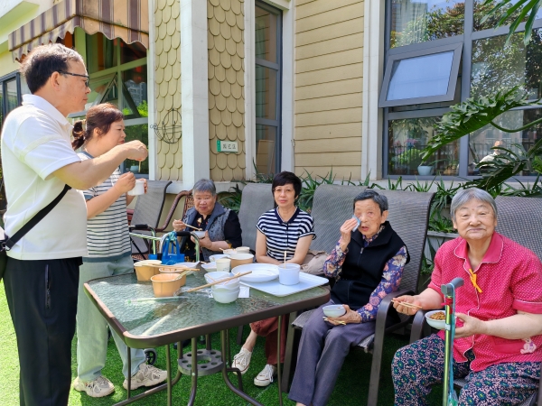 长者与家属一起品尝美食