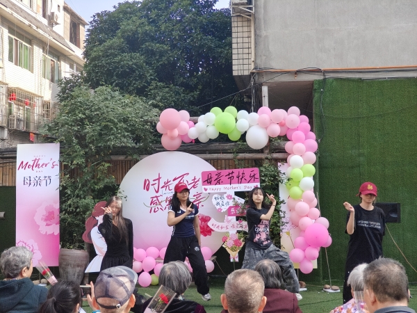志愿者为双流院长者表演节目
