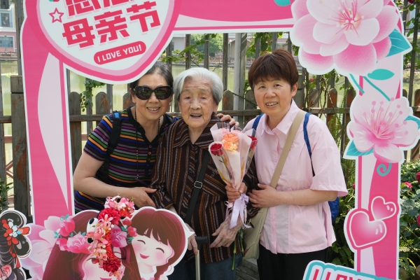 长者家属和长者一起合影留恋