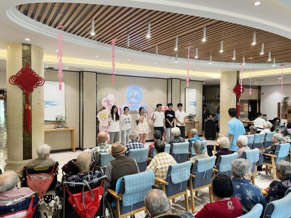 志愿者表演节目