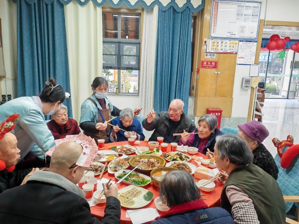 一暄康养华阳院长者吃圆桌餐