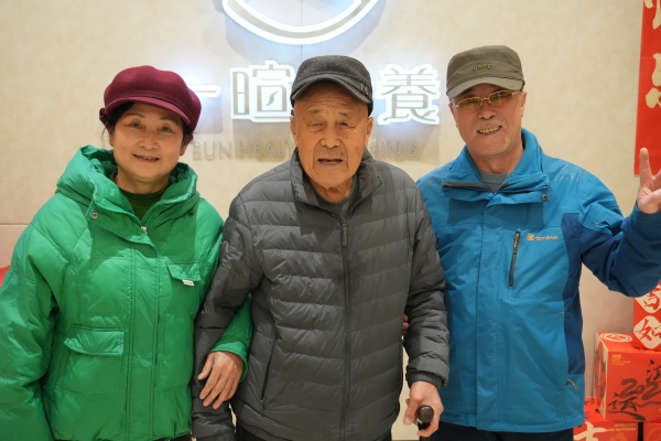 一暄康养金牛院长者和家属合影留恋