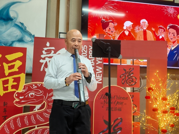 南山社区志愿者为长者表演乐器演奏