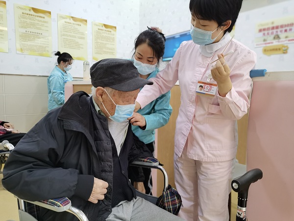 成都南门高档的养老院一暄康养组织老人到天府玛利亚医院注射流感疫苗2