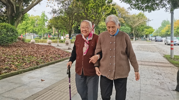 成都养老院一暄康养告诉您：有慢性病的老人，宜做哪些运动？-散步