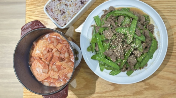 成都服务好的养老院一暄康养教大家制作香辣肉末烧豆腐