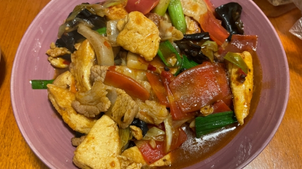 成都服务好的养老院一暄康养教大家制作尖椒干豆腐