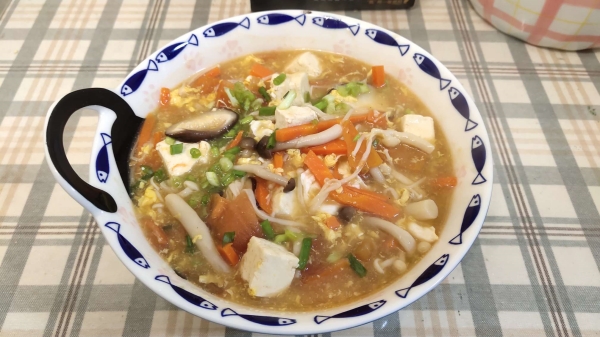 成都服务好的养老院一暄康养教大家制作白菜炖冻豆腐