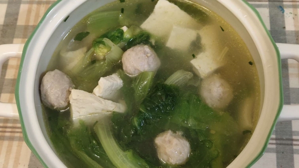 成都服务好的养老院一暄康养教大家制作豆腐丸子汤