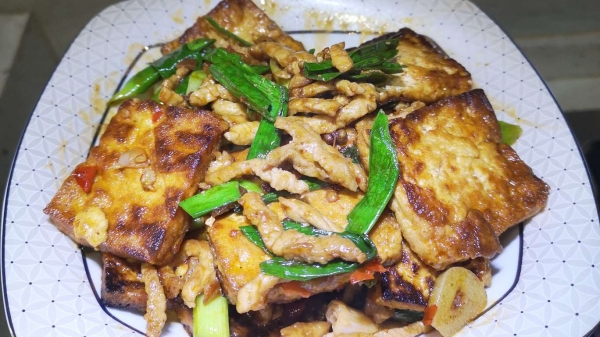 成都服务好的养老院一暄康养教大家制作鸡刨豆腐