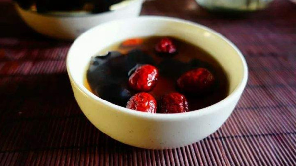 成都养老院经验分享：7种能让红枣的养生功效堪比“阿胶”的食用方法-黑木耳红枣汤