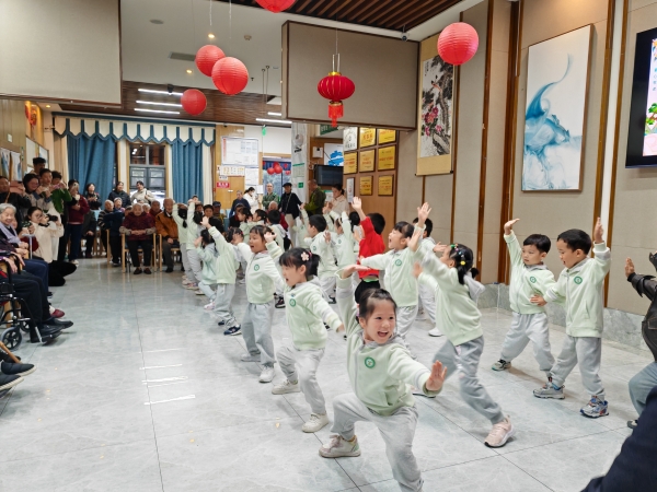 天府十二幼的小朋友重阳节到一暄康养华阳院慰问老人 天府十二幼的小朋友重阳节到一暄康养华阳院慰问老人