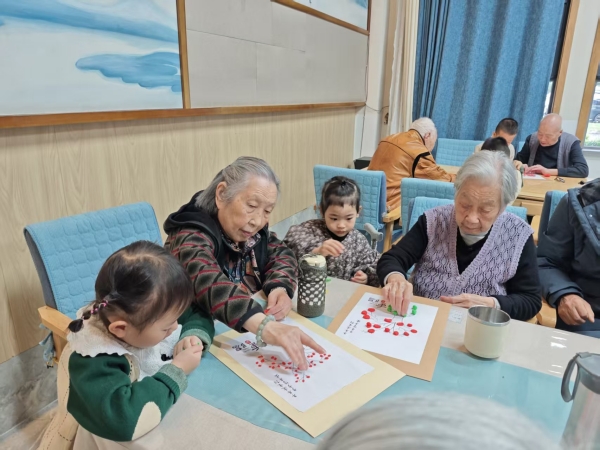博泽幼儿园小朋友重阳节来一暄康养华阳院慰问老人 博泽幼儿园小朋友重阳节来一暄康养华阳院慰问老人