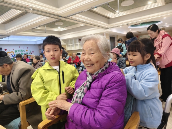 太阳语幼儿园小朋友到一暄康养金牛院开展慰问爷爷奶奶 太阳语幼儿园小朋友到一暄康养金牛院开展慰问爷爷奶奶