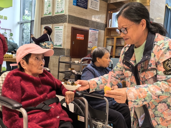 长者和家属一起品尝美食 长者和家属一起品尝美食