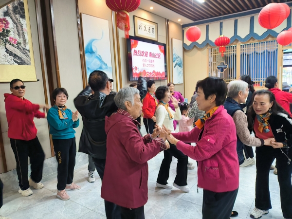 南山社区志愿者重阳节到一暄康养华阳院慰问老人 南山社区志愿者重阳节到一暄康养华阳院慰问老人