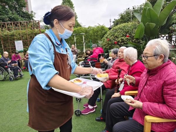 长者品尝美食 长者品尝美食