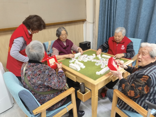 东夏教育志愿者为一暄康养华阳院长者送上重阳礼物 东夏教育志愿者为一暄康养华阳院长者送上重阳礼物