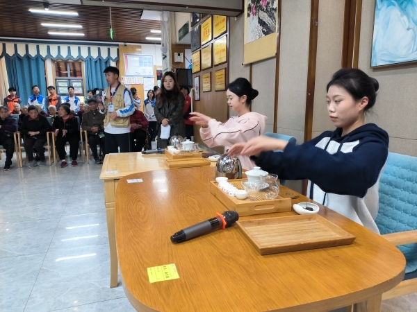 成都市机械高级技工学校到一暄康养华阳院慰问长者 成都市机械高级技工学校到一暄康养华阳院慰问长者