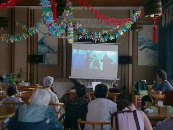 树德外国语学校志愿者到一暄康养为老人组织观赏电影活动