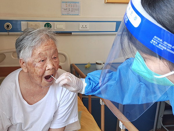 天府新区医养结合养老院一暄康养天仁院为院内长者免费进行核酸检测