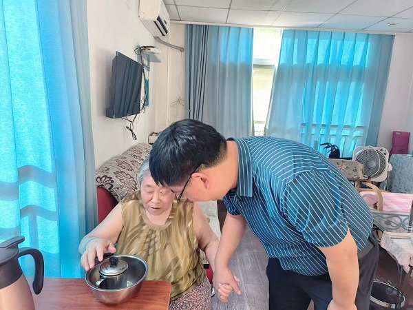 武侯区医养一体养老院一暄康养天仁院院长邓刚看望问候佳音长者2