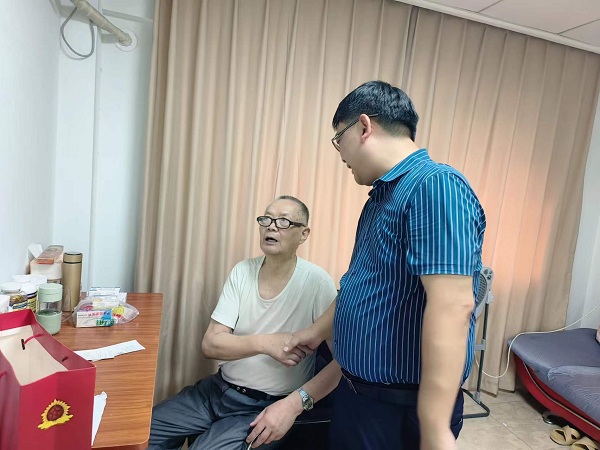 武侯区医养一体养老院一暄康养天仁院院长邓刚看望问候佳音长者4