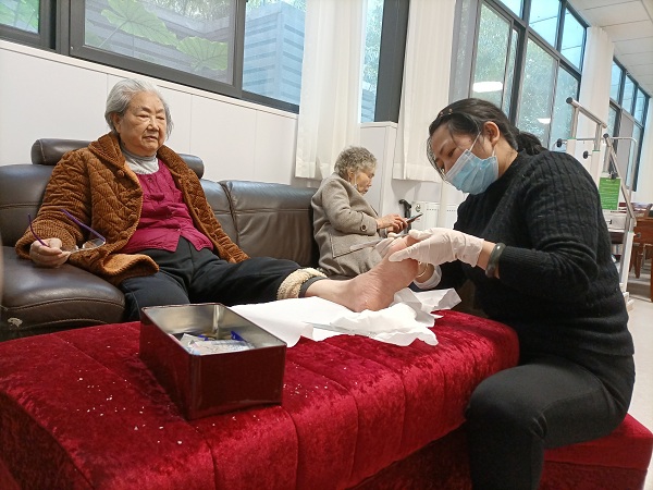 成都金牛区养老院一暄康养两河公园（西门）院为长者修脚（2）