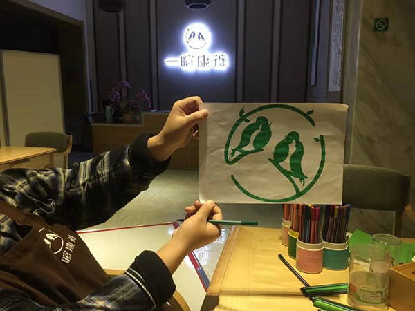 一暄康养照护师们在认真做手工6