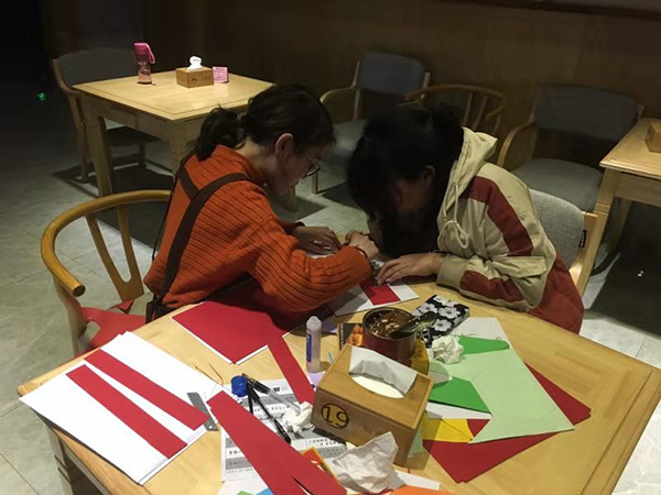 一暄康养照护师们在认真做手工5