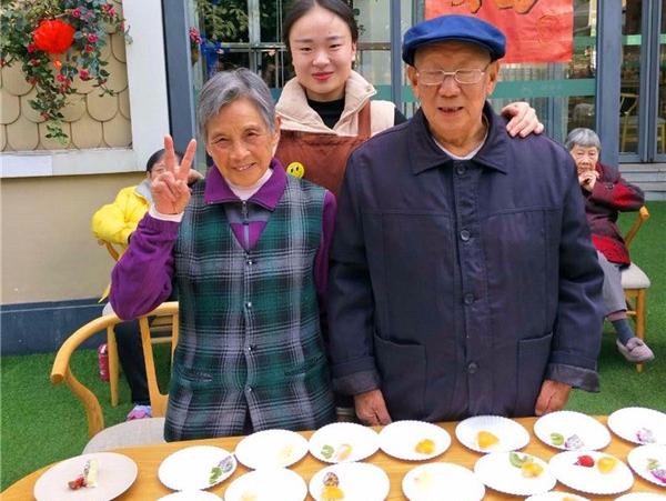 一暄康养为三月过生长者举办集体生日会