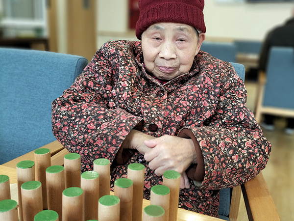 养老院有哪些适合长者娱乐呢？一暄康养为您介绍串珠轨道走珠积木玩具（2）