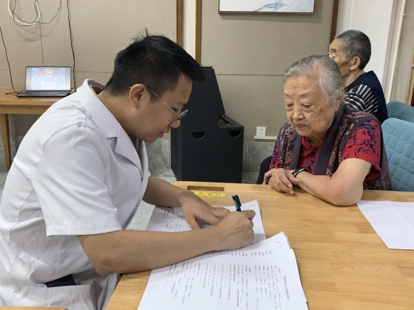 华西医师团队为一暄康养长者做疼痛调研