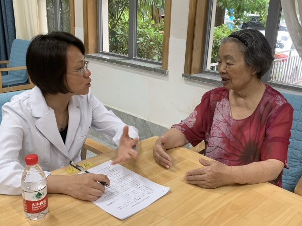 苏莉医师与长者沟通