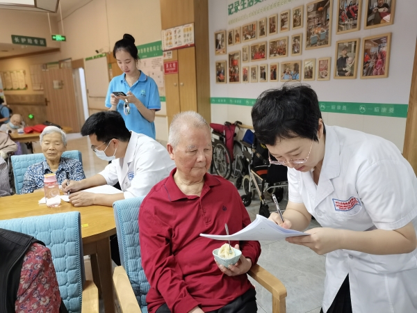 华西医师团队在成都养老院一暄康养开展疼痛义诊和调研