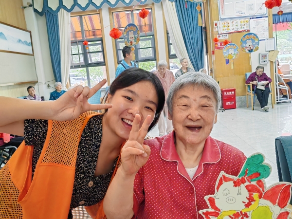 一暄康养华阳院中秋彩扇合影