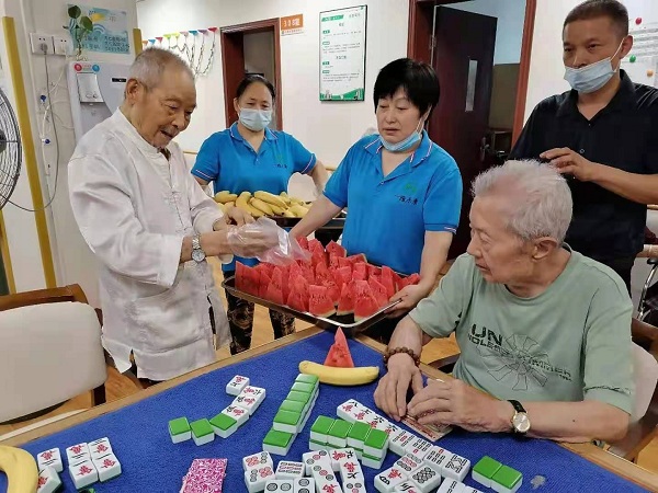 一暄天仁康养结合示范基地黄爷爷分发水果