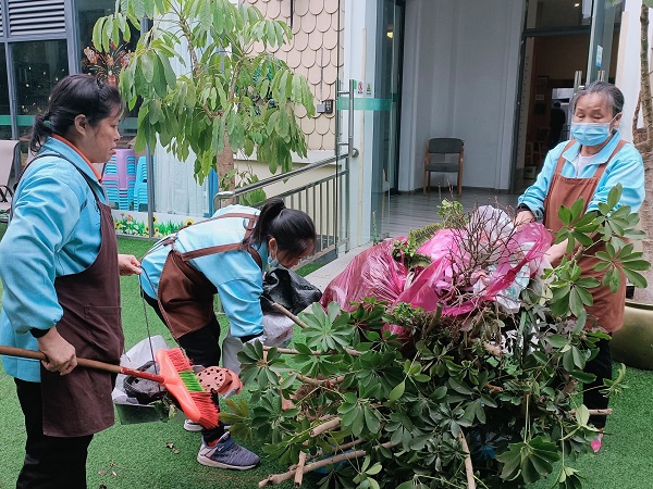 成都服务好的养老院一暄康养组织员工对养老院内外进行卫生大扫除