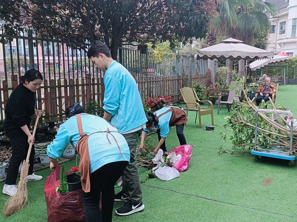成都服务好的养老院一暄康养组织员工对养老院内外进行卫生大扫除2